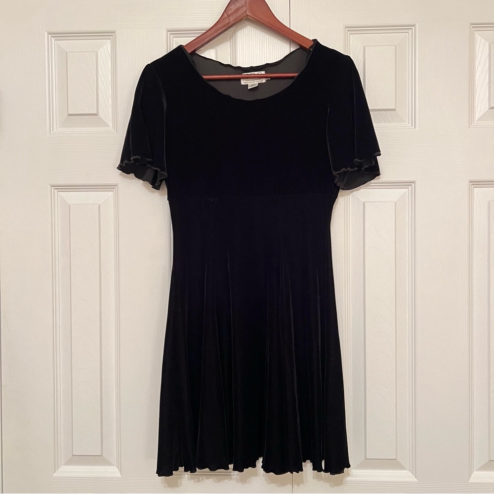 Caren Desiree Company 90s Black Velour Velvet Scalloped Mini Dress Size 10 - Picture 7 of 8